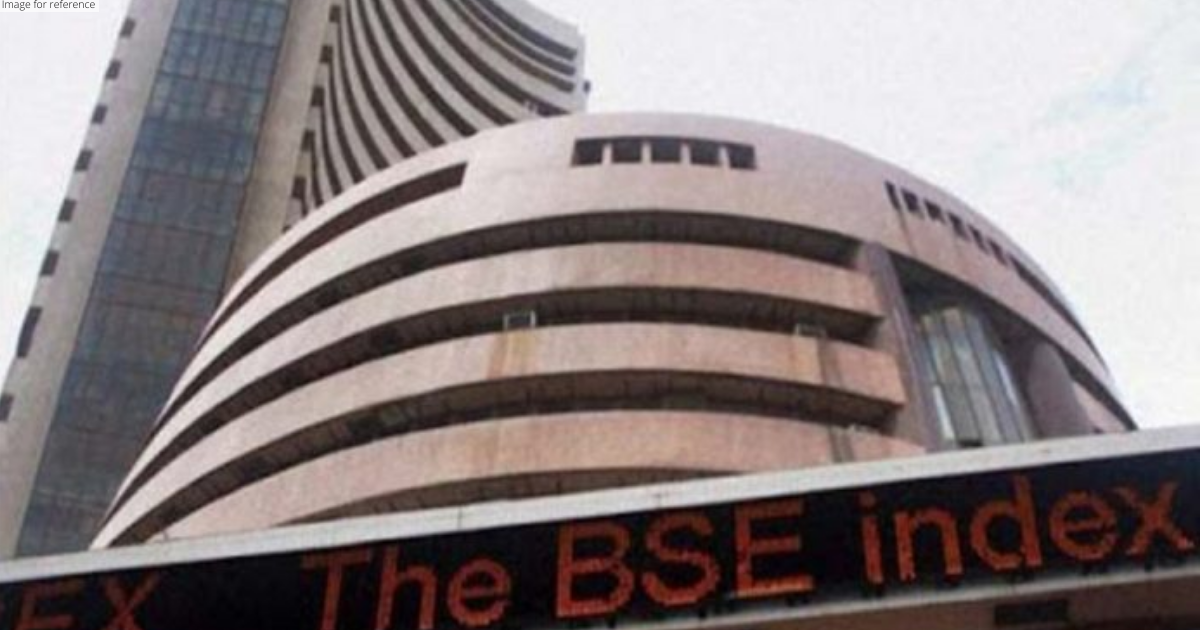 Sensex closes 105 points higher; IT, banking stocks jump